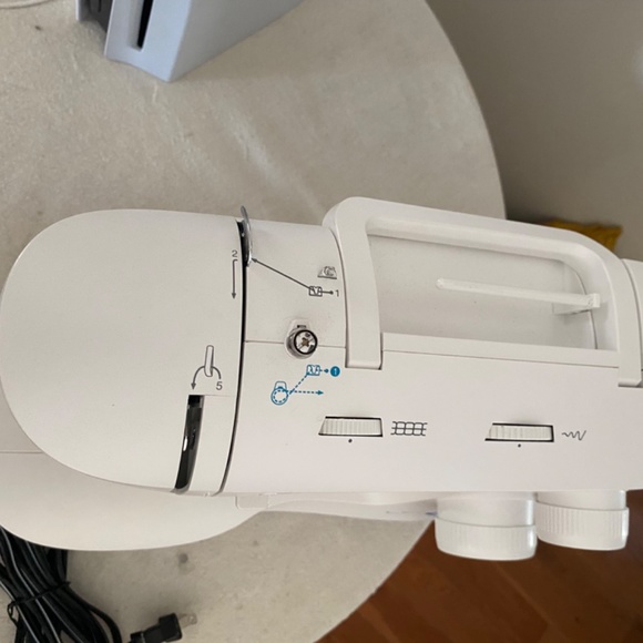 Sewing machine - Picture 2 of 4